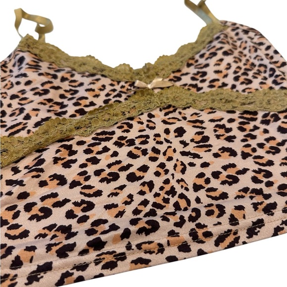 Small Cheetah Print Cropped Tank Top - Picture 2 of 8